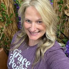 Had two people send me videos of my Dad taking over Jonathan's Grille the  other day. He is a show off 🤣 🤣 He got a dang round of applause! 🤣