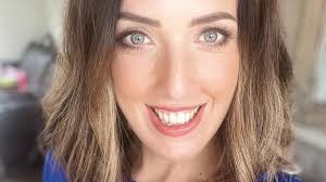 Maes Awyr Caerdydd 'yn y lleoliad anghywir' i gwsmeriaid