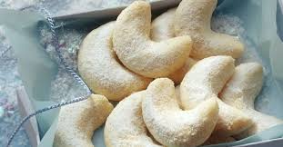 Füge 100 g zucker, 1 päckchen vanillezucker, 1 ei (größe m), 125 g butter(weich) und 100 g gemahlene mandeln hinzu. Vanillekipferl Rezepte Eat Smarter
