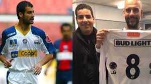 'pep' guardiola quiere gritar campeón: Pep Guardiola No Olvida A Dorados Y Poso Con Su Jersey Deportes Futbol Tudn Univision