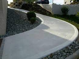 Faire une allée en béton commence obligatoirement par la réalisation des fondations et la mise en place du coffrage. Comment Faire Une Allee En Beton Voyez Sur Ideal Decor Fr