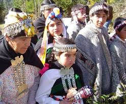 En este capítulo conoceremos la vida, costumbres y tradiciones del pueblo mapuche a través del testimonio de natalia puñir de 8 años, quien vive con su famil. Vestimenta Mapuche Rasgos De Una Indumentaria Que Expresa Su Identidad