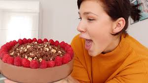 Egal ob ihr auf schokoladige kuchen und knusprige pizza steht, oder lieber vegane muffins und zuckerfreie kekse mögt. Triple Chocolate Cake Vegan Wie Viel Schoko Geht In Eine Torte Youtube