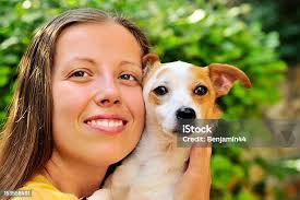 金髪犬チワワと若いブロンドの女性の肖像