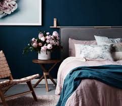 een donkerblauwe muur in de slaapkamer welke kleuren passen daarbij donkerblauwe muren slaapkamer interieur slaapkamer inspiratie kleuren