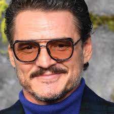 Hanyatt vágja magát, és ordít mások előtt