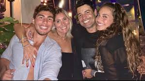Sobre la crítica literaria, vial comentó: El Hijo Mayor De Chayanne Se Gradua De La Universidad Y Asi Lo Celebra Su Hermana Meganoticias