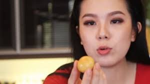 Masukkan campuran terigu sedikit 2 lalu ambil adonan sebesar kelereng lalu bulatkan dan isi dengan selai tata di loyang yang. Lembut Lumer Di Mulut Resep Nastar Terenak Chef Devina Hermawan