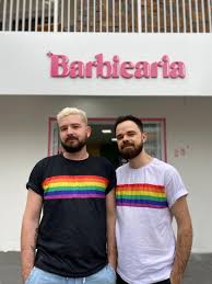 Estabelecimento chamado Barbiearia, em Joinville, faz sucesso na internet