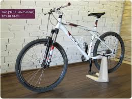 Eine Einfache Mobile Losung Wo Immer Sie Es Brauchen Sehen Sie Mehr In Unserem Geschaft Https Www Etsy Com Shop Bikewoo Bike Stand Wooden Bike Bike Holder