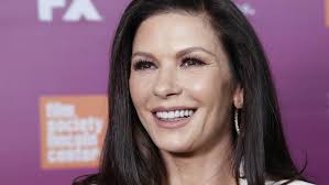 The expert plastic surgeons point out that the breast augmentation procedure taken by her is for increasing her cup size. Catherine Zeta Jones Zeigt Ihre Naturliche Schonheit Auf Mallorca Selfie