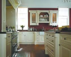 This Is What I Dream Of Cranberry Painted Walls And Cream Not White Cabinets But With Different Cuisine Traditionnelle Cuisine Rouge Idees Pour La Maison