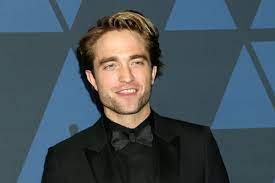 .et bilingues (anglais, espagnol, allemand, italien, néerlandais) pour vos traductions, correcteur d'orthographe et de grammaire, manuels scolaires, certification le robert en langue française. Robert Pattinson Spends Quarantine Eating Tuna Straight From The Can Eater