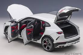 It was unveiled on 4 december 2017 and was put on the market for the 2018 model year. Lamborghini Urus Bianco Icaris Autoart