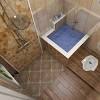 Penggunaan material dinding dan lantai yang simpel, serta variasi keramik mozaik kamar mandi di satu sisi dinding, efektif memberikan gaya minimalis pada kamar mandi ini. 1
