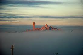 Un Dia De Mucha Niebla En Lleida Lleida Niebla Castillos