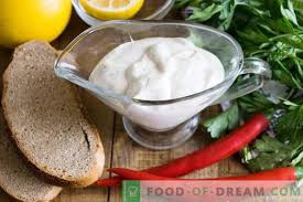 Questa ricetta egiziana di maionese vegana è fatta con succo di limone, latte di soia, un po 'di sale e tanto olio ma niente uova. Maionese Fatta In Casa Senza Uova In 10 Minuti