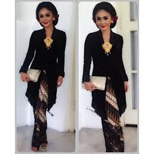 Agar kelihatan anggun, bagian potongan pinggiran kebaya dapat dibuat memanjang sampai sebatas lutut. Pin Di Fashion Inspiration Kain Kebaya Baju Kurung Baju Raya Batik Songket Ikat Sarongtenun