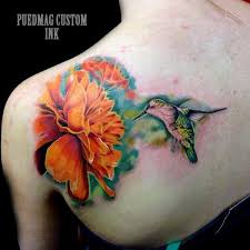 Kolibri tattoos können in mehrere verschiedene stile und variationen gestaltet werden. Realistische Blumen Rucken Kolibri Tattoo Von Puedmag Custom Ink Tattoos
