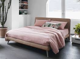 L'utilizzo principale del letto alla francese è infatti quello di essere inserito in una camera matrimoniale al posto del classico letto matrimoniale da 160 cm quando le dimensioni della stanza sono ridotte.in questo modo, si guadagnano ben 20 cm agevolando il movimento attorno al letto e non diminuendo di troppo il confort. Letto Alla Francese Dimensioni E Qualita Di Un Confortevole Giaciglio