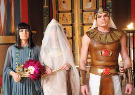 Foto: Nefertari (Camila Rodrigues) se cobriu com véu para fugir das moscas  - Purepeople