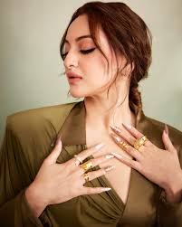 Hot Star** **Sonakshi Sinha**