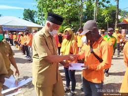 Gaji pertama saya waktu kuliah yaitu saat menjadi asisten dosen (asdos) untuk 1 mata kuliah selama 1 semester yaitu dan sekarang saya nganggur, masih nunggu panggilan kerjaan disebuah dinas. 53 Petugas Kebersihan Kota Padang Dapat Reward Gaji Honor Kontrak Naik Sesuai Umr Tahun 2021 Berita Minang