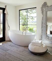 Freistehende Badewanne Im Modernen Badezimmer Modernes Badezimmer Freistehende Badewanne Badezimmer Design