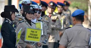 Penggunaan hijab dalam seragam dinas kepolisian bukanlah hal baru di negara barat. Balada Jilbab Polwan Saca Firmansyah