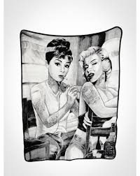 If you are a fan of marilyn monroe then you can really enjoy this in your home as it looks pretty nice. Pin On Want