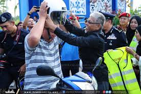 Video ini mudah di fahami oleh semua golongan peringkat umur kerana isi penting yang ingin di sampaikan ialah jangan memandu secara berbahaya dan laju. Kerajaan Polis Terengganu Lancar Kempen Keselamatan Jalan Raya Sempena Aidilfitri Trdi News