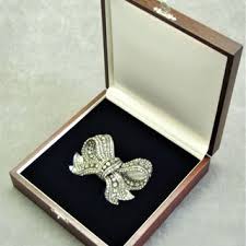 Die Erich Ludwig Etuimanufaktur aus Hamburg fertigt Etuis, Koffer,  Besteckeinrichtungen, Schmuckpräsentationen und mehr von Hand