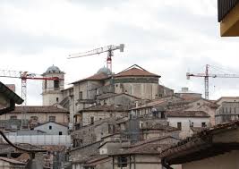 Erano le 3.32 del 6 aprile 2009 quando una scossa di terremoto di mw 6.1 (ml 5.9) provocò la distruzione della citta dell'aquila e delle frazioni e comuni limitofi con la morte di 309 persone, oltre 1.600 feriti, 70.000 sfollati e danni stimati sui 10 mld di euro. L Aquila E I Borghi 6 Anni Dopo Il Terremoto Una Ricostruzione A Due Velocita Il Reportage Speciali Ansa It