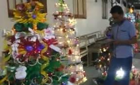 Replika pohon natal setinggi 45 meter yang terbuat dari bambu menghiasi lokasi lovely december 2017 in toraja di lapangan bakti rantepao, toraja utara. Sampah Disulap Jadi Pohon Natal Indah Ini Nilai Filosofisnya