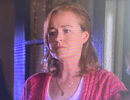 Jennifer Irwin (Laurie) looks so different here : r/superstore