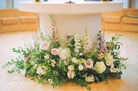 Window Ledge Arrangement Placed On Floor In Front Of Cake Table To Make A Featur Arrangement Cake Fe In 2020 Altar Flowers Altar Flowers Wedding Church Flowers