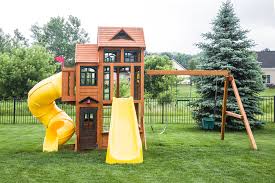 Ein kinder outdoor spielplatz nimmt in der regel einen sehr wichtigen platz in der hofgestaltung ein. Wie Hoch Darf Ein Spielturm Im Garten Sein Die Vorgaben