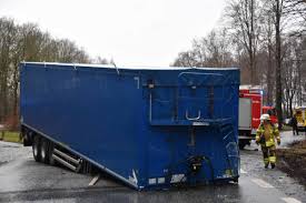 Er starb noch an der unfallstelle. Lars Ebner On Twitter Todendorf B404 Horror Unfall Mit Lkw Lkw Verliert Seinen Auflieger Pkw Hatte Keine Chance 2 Tote 2 Schwer Verletzte Vollsperrung Der B404 Https T Co Ogvksmnelq