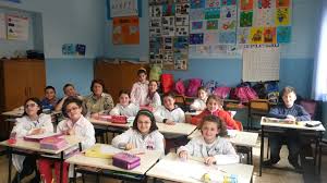 1 istituzione che persegue finalità educative attraverso un programma di studi o di attività metodicamente ordinate: Ic Costigliole Scuole Primarie