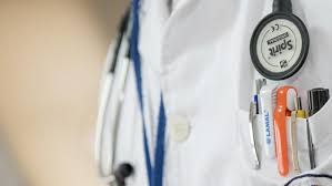 «c'est lui qui part en vacances pour trois semaines», souligne mme richard pour expliquer la réduction de service. Covid 19 Un Medecin Qui Consultait Sans Masque Pourrait Etre A L Origine D Un Cluster Dans Une Ville Belge