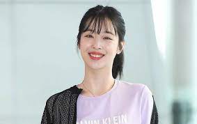 The former f(x) member was found dead in her home last upon investigation, the seongnam sujeong police station confirmed that the cause of sulli's death was suicide. Sulli Bio Wiki Age Real Name Suicide Parents Family Instagram Height Net Worth And Fx Members Primal Information
