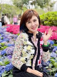 聽海 作詞：林秋離 作曲：涂惠源 編曲：涂惠源 寫信告訴我今天 海是什麼顏色 夜夜陪著你的海 心情又如何 灰色是不想說 藍色是憂鬱 而漂泊的你 狂浪的心 停在哪裡 *寫信告訴我今夜 你想要夢什麼 夢裡外的我是否 都讓你無從選擇 我揪著一顆心 整夜都閉不了眼睛 為何你明明動了情 卻又不靠近 #聽. Edoawid7wllzum