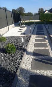 Voie Allee Enrobee Trottoir Ou Chemin En Gravier Martin Eglise Seine Maritime Avec Images Amenagement Jardin Jardin Exterieur Amenagement Jardin Devant Maison