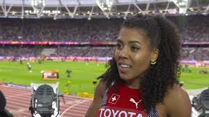 La bernoise a remporté le 100 m dans l'excellent chrono de 1103, mais avec un vent trop fort. Wch 2017 London Mujinga Kambundji Sui 200 Metres Heat 2 Youtube