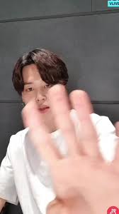 PARK JIMIN ACCIDENTALLY SHOWED HIS MIDDLE FINGER 🤣 LOOK AT HIS REACTION  #jimin #vlive #parkjimin #lachimolala #bts #army #fypage