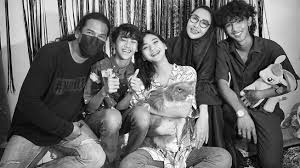 Di kehidupan aslinya, glenca adalah sosok yang ramah. Glenca Chysara Unggah Foto Keluarga Sang Ayah Curi Perhatian Warganet