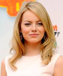 Emma Stone Long Wavy Golden Blonde Hairstyle With Side Swept Bangs Blonde Hair Pictures Strawberry Blonde Hair Emma Stone Blonde