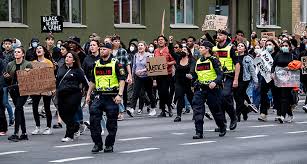 Sunday, december 15 the network linje 17, denoting line 17 in the stockholm subway, arranged a demonstration in the stockholm suburb of kaerrtorp. 8 Sidor Ny Demonstration I Karrtorp