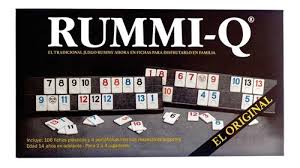 Pon sobre la mesa escaleras, ternas o cuaternas en grupos de un mínimo de 3 naipes, descartando cada una de las 11 cartas iniciales hasta quedarte sin. Juego De Mesa Rummi Q Caja Original Garabatos Papeleria