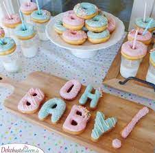 If the announcement of having a baby is a joyous occasion then the news of it's gender doesn't make it less so. Essen Fur Babyparty Die 25 Leckersten Snacks Fur Die Baby Shower Babyparty Gender Reveal Party Babyparty Torte